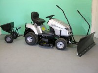 22 PS Rasentraktor m, Differentialsperre,  mit Schneeschild, Schneeketten+ Anh�ngesalzstreuer